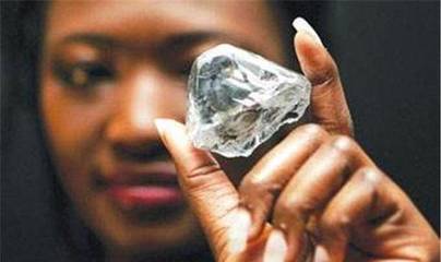 26年前山东农妇地里捡到稀有钻石,27万卖出后被收归国有